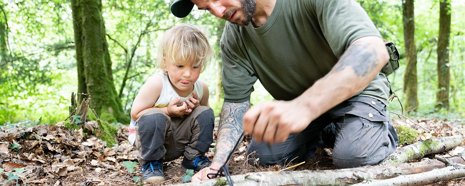 Vater und Sohn bei einem Bushcrafting und Survivalkurs bei Berlin Vater und Sohn bauen bei unserem Vater & Kind Familienkurs und Camp eine Kochstelle.