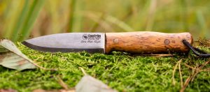 Eine Detailaufnahme vom Überlebensmesser und besten Bushcraft Messer vom Experten Lars Fält