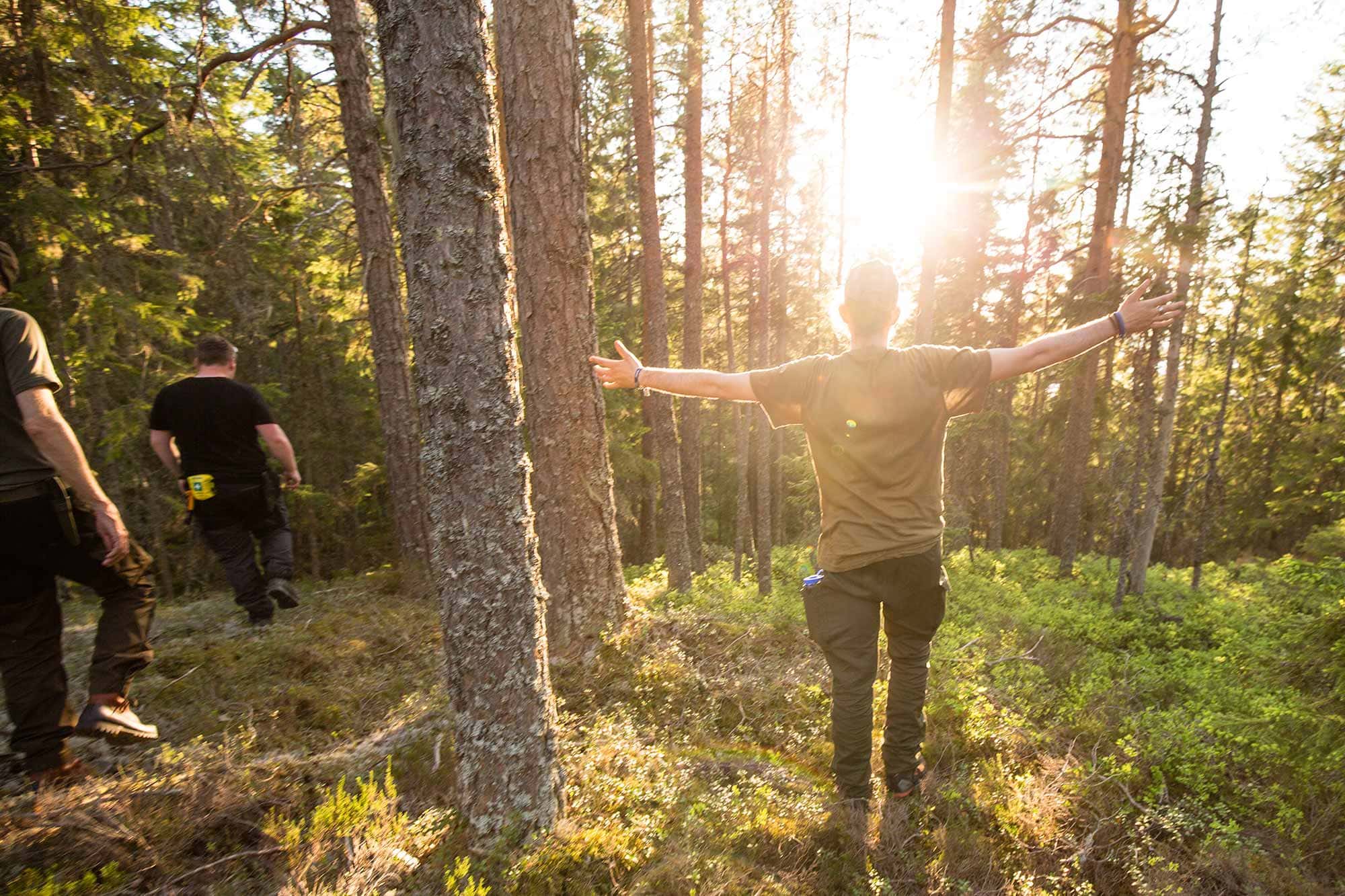 Ein glücklicher Teilnehmer der Expedition und Fernreise nach Schweden 2018 Unser Urlaub in Schweden. Ein Teilnehmer steckt zufrieden seine Arme aus und begrüßt die Sonne.