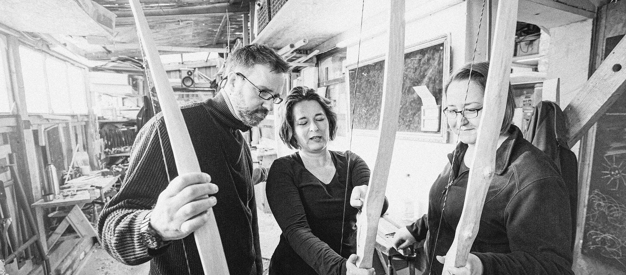 Die Teilnehmer unseres Bogenbaukurs bei Berlin bauen ihren eigenen Bogen