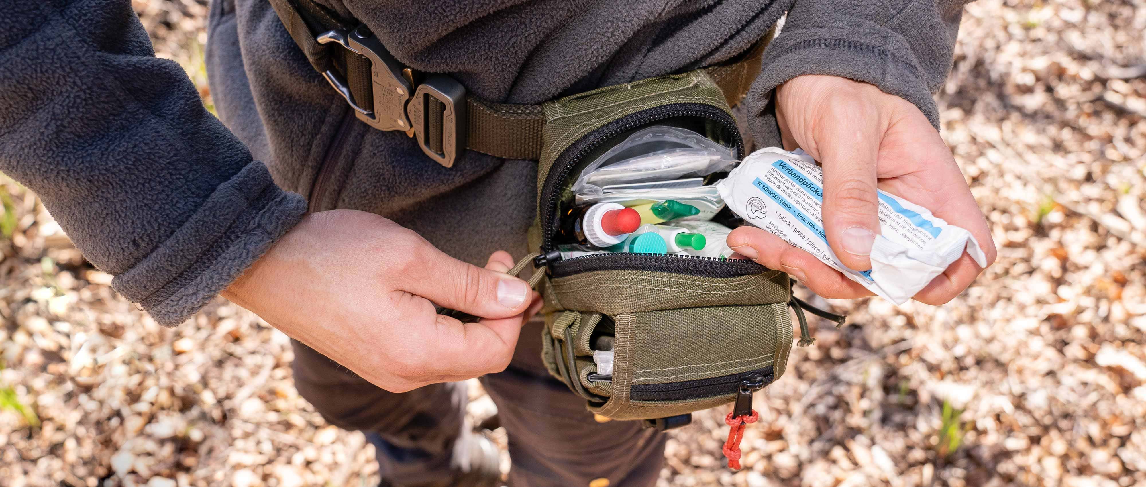 Die Survival Erste Hilfe Tasche meines Bushcraft Gürtels mit Detailaufnahme des Materials.