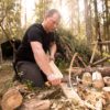 In unserem 2 Tage Survival Kurs und Wochenende wird durch ein Trainer mit einer Axt ein Camp errichtet.