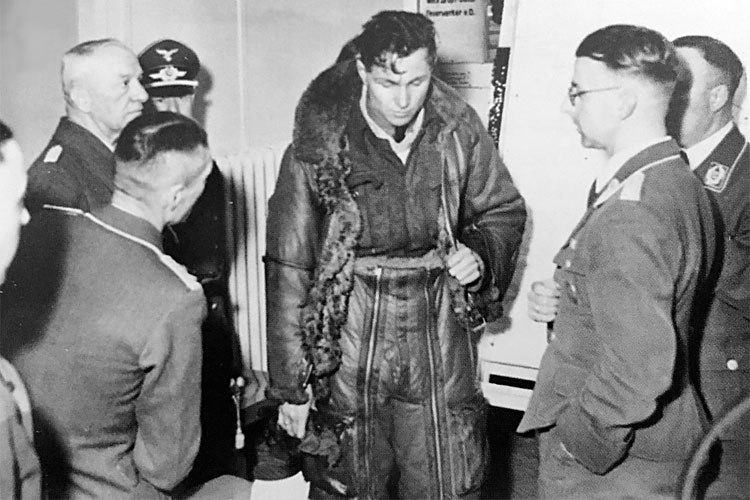 historischen Gruppenbild mit einem Piloten aus dem legendären Escape and Evasion Survival-Training und hochrangen Offiziere im zweiten Weltkrieg.