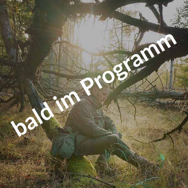 Tobias Lehmann sitz auf einem Baumstamm und denkt nach. Rubriken-Bild für unseren Survival-Psychologie Training.