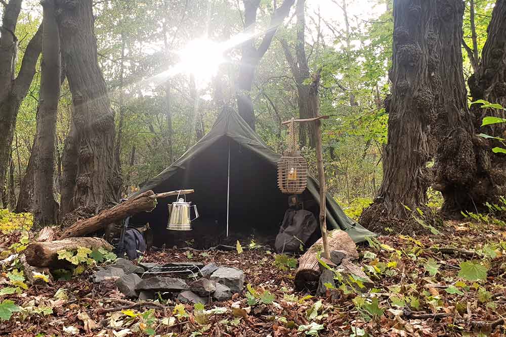 Unser Waldgebiet mit einem Zelt und Feuerstelle in Dresden für die Survival-Training