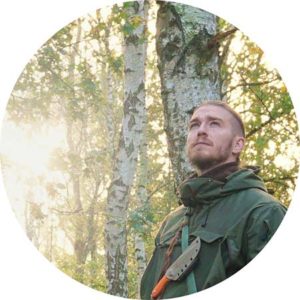 tobias-lehmann-autor-survival-psychologie Ein Portrait von Tobias Lehmann. Tobis ist Leiter des Survival-Psychologie Kurses für Persönlichkeitsentwicklung und Resilienz Training im Outdoor und Survival Bereich.