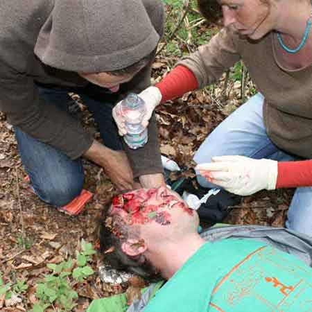 erste-hilfe-outdoor-notfallmanagement-survivalmedizin Ein Verletzter wird in unserem Outdoor-Erste-Hilfe Kurs von anderen Personen versorgt. Diese Übung macht die Teilnehmer handlungskompetent in Extremsituationen.