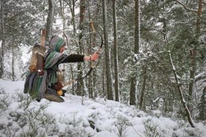 Unser Holistic-Survival-Trainer bei der Bogenjagd im Schnee.