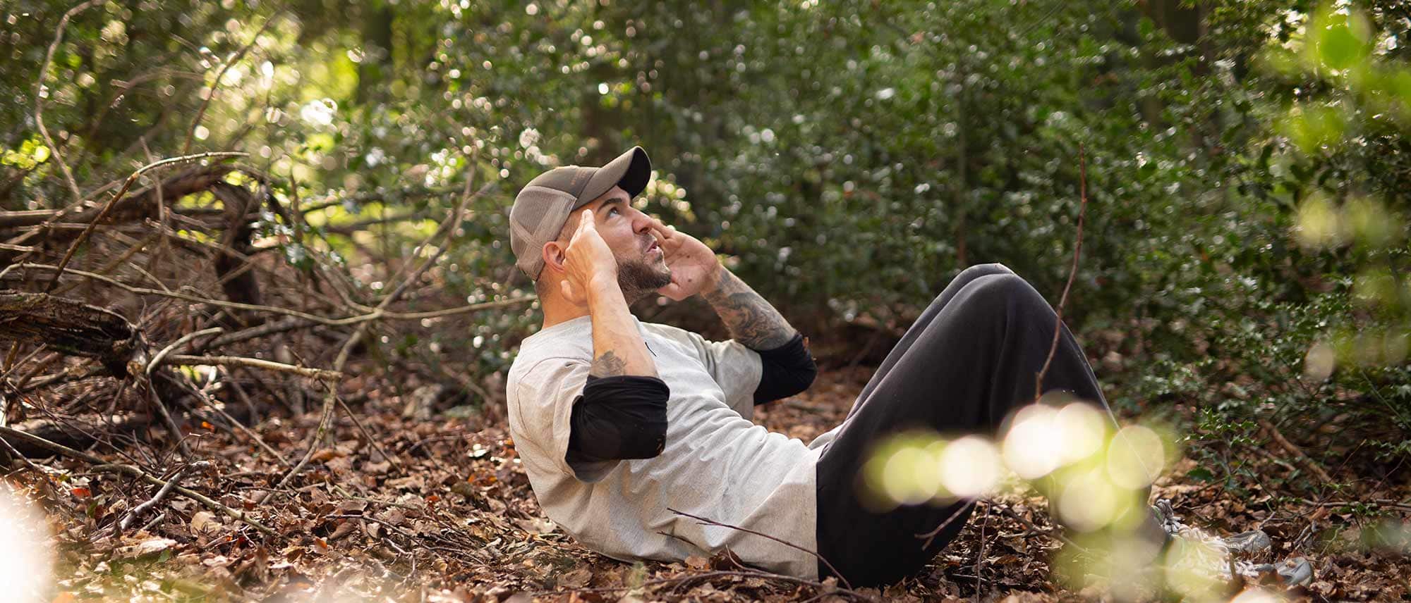 Der Survival-Experte Maurice Ressel trainiert auf dem Waldboden Sit-ups. Wir stellen unseren Teilnehmern unserer Kurse für das eigene Training eine Survival-Trainingsplan als PDF zur Verfügung.