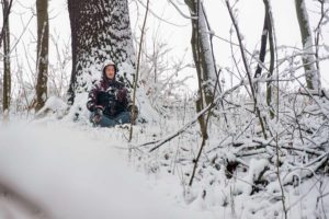 Ein Survival-Trainer der Wildnisschule Lupus meditiert im Schnee. Die Anleitung dafür, hat er aus unseren Survival-Trainingsplänen.
