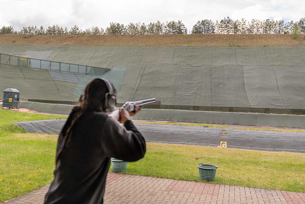 Eine Teilnehmerin mit der Flinte. Das Jagdliche Schießen mit der Flinte auf dem Trap-Stand ist fester Bestandteil unserer Ausbildung.