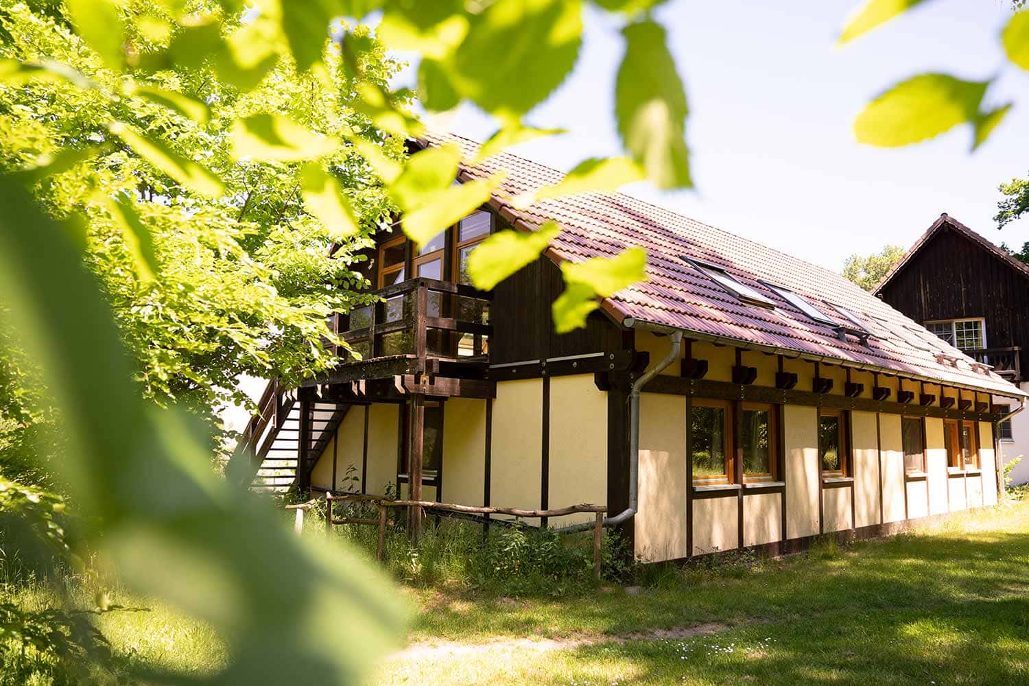 Auf dem Bild ist Unser Seminarhaus für unsere Jagdausbildung zu sehen. Es liegt mitten im Naturpark Märkische Schweiz. Das Haus ist im Fachwerk Stil errichten.
