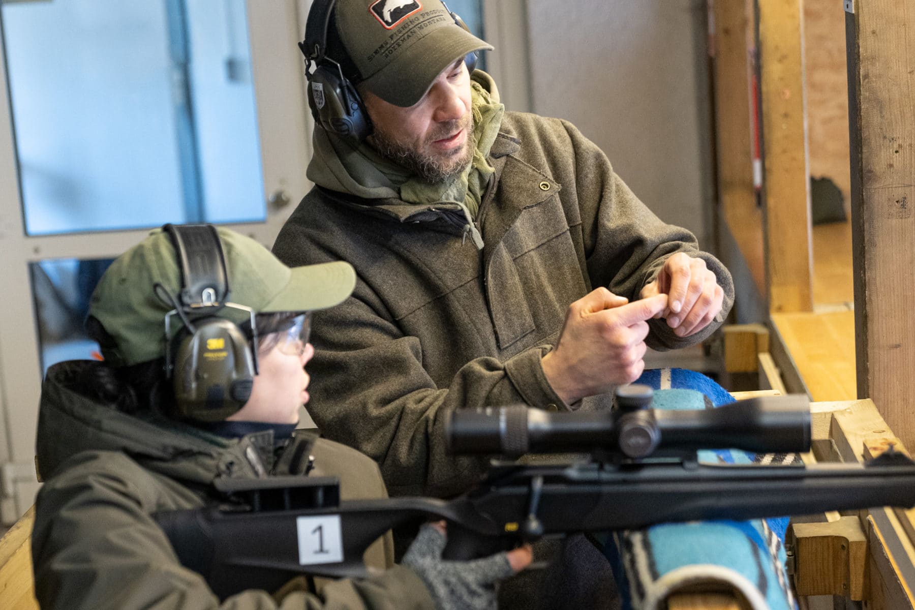 Schiesstrainer und Ausbilder für Jagd Maurice Ressel zeigt einem Jagdschüler den Umgang mit einer Waffe in der Praxis
