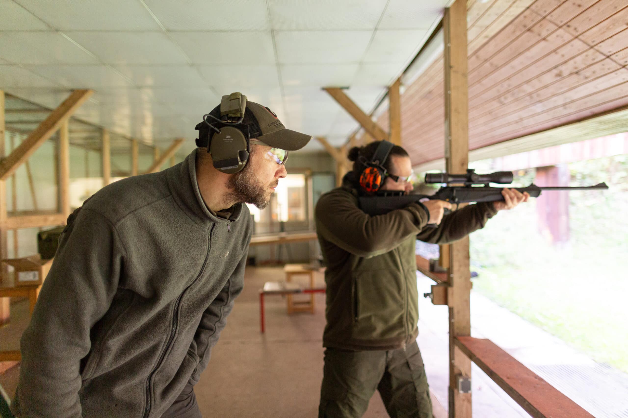 Der Schießlehrer Maurice Ressel steht mit einem Jagdschüler auf dem Schießplatz auf der 100 Meter Kugelbahn. Wer den Jagdschein machen will, muss vorher in einem intensiven Schießtraining durchlaufen.
