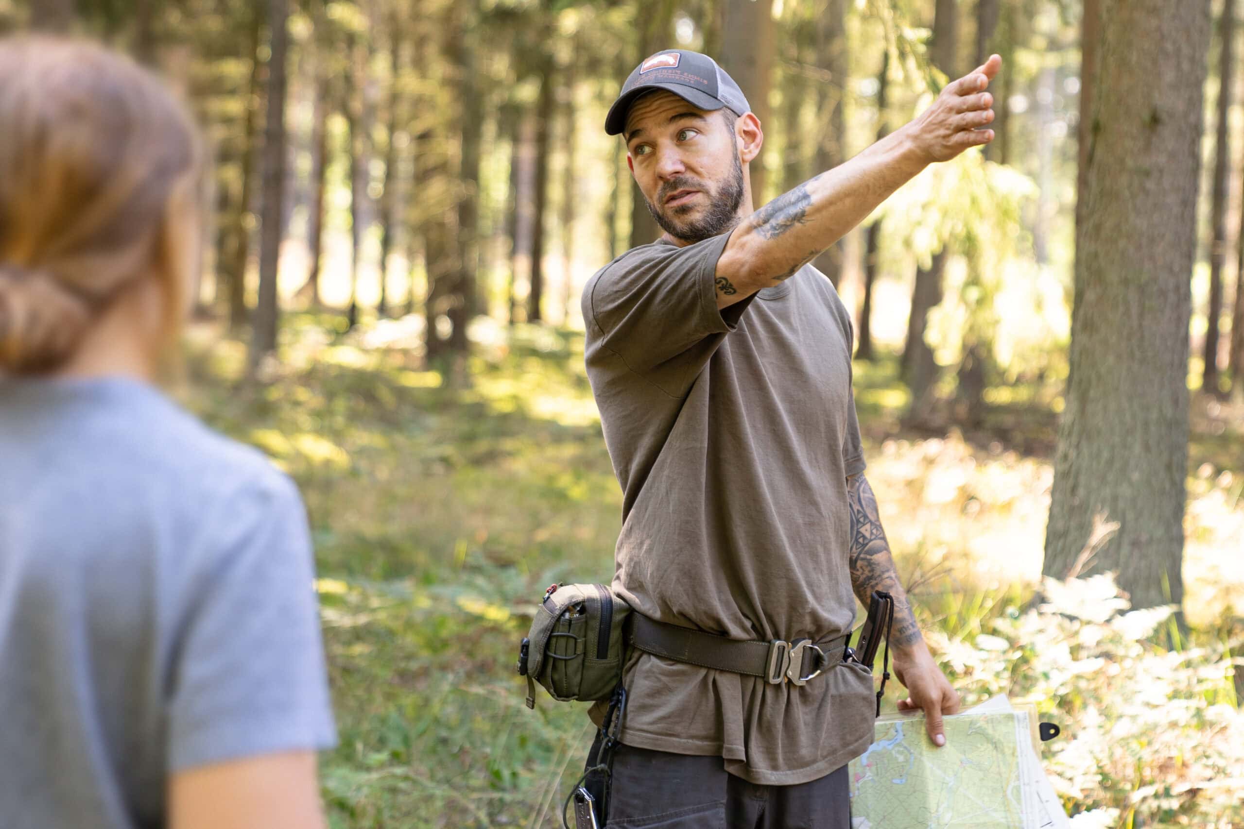 Survival-Experte Maurice Ressel beim Navigations-Training – Anleitung mit Karte im Wald der Wildnisschule Lupus