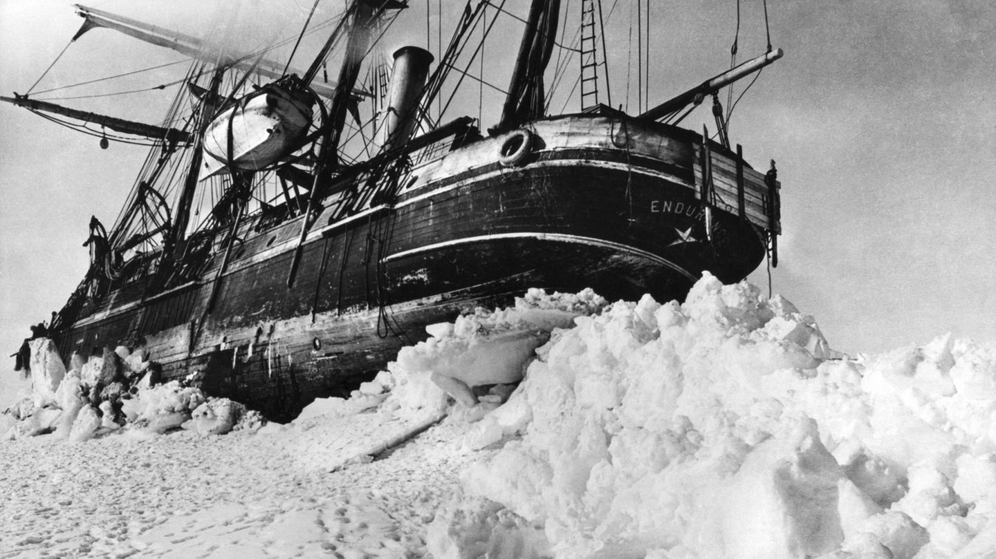 Die Endurance eingeschlossen im Packeis der Weddellsee 1915 – Ernest Shackleton rettete alle 28 Männer durch Haltung