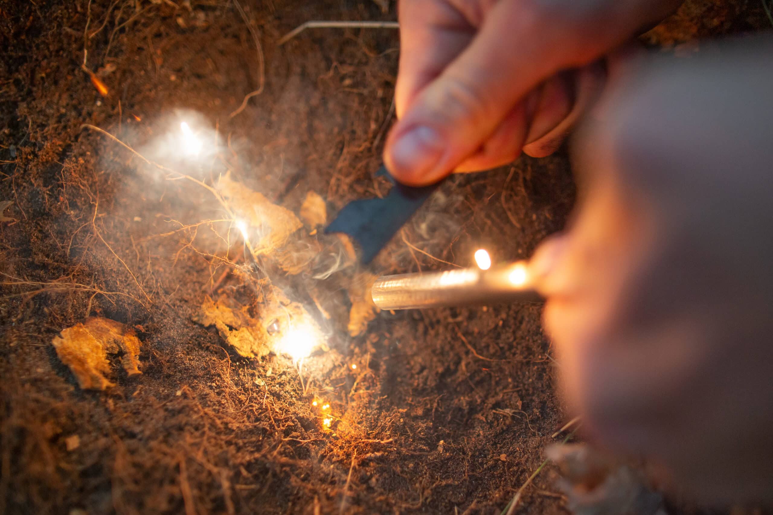 Feuermachen mit Feuerstahl – Funken und Zunder als Metapher für die fünf Dimensionen der Inneren Ausrüstung