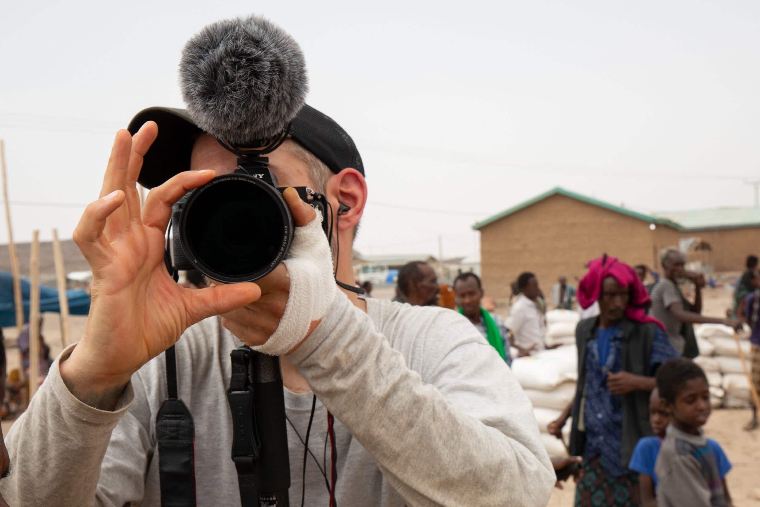 Krisenfotograf Maurice Ressel bei humanitärem Einsatz in der Danakil-Region Äthiopien – 15 Jahre in 22 Krisenländern