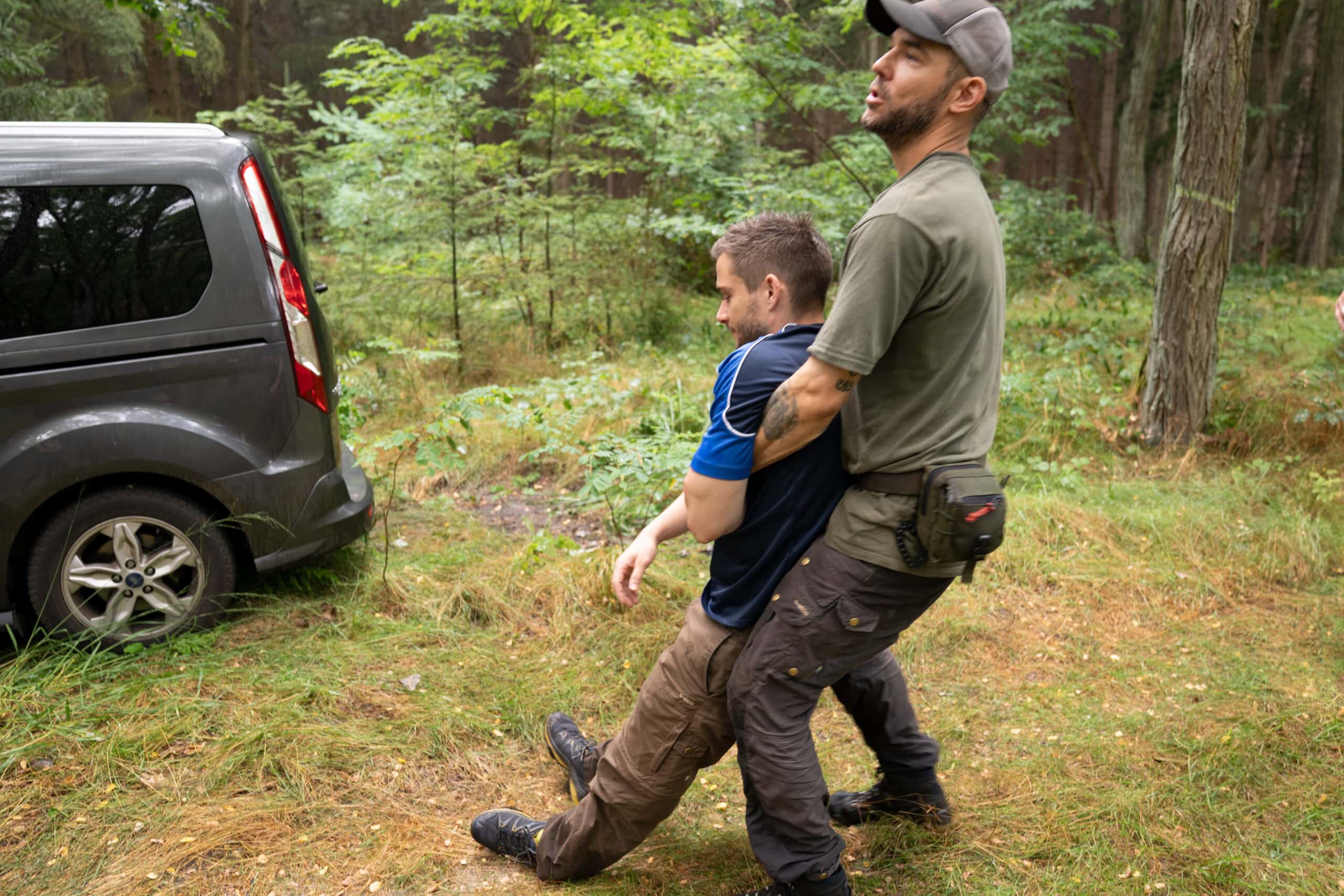 Maurice Ressel beim Rettungsgriff im Survival-Training — Evakuierungsübung als Ausdruck der Dimension Charakter