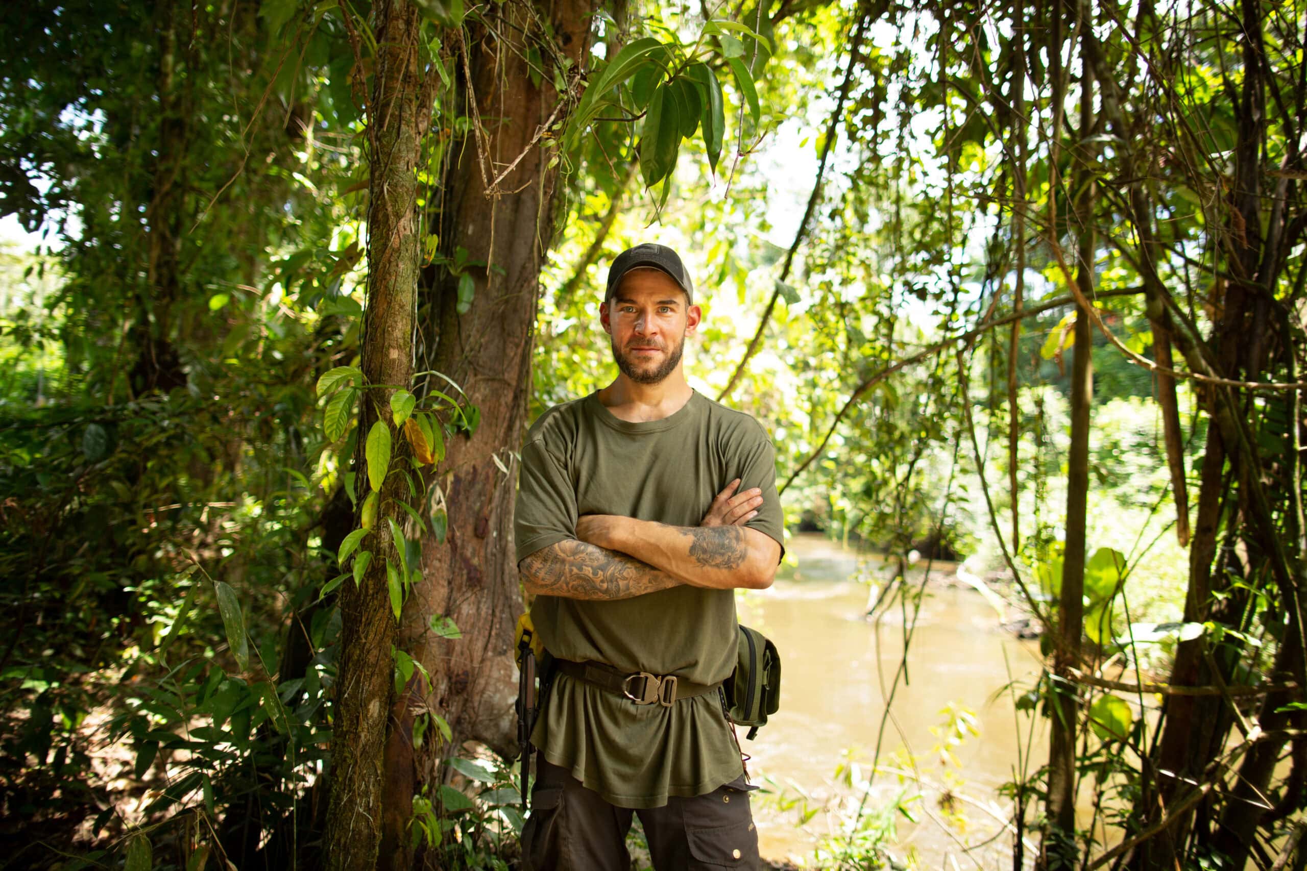 Survival-Experte Maurice Ressel im tropischen Regenwald – Portrait mit verschränkten Armen, Gründer der Wildnisschule Lupus