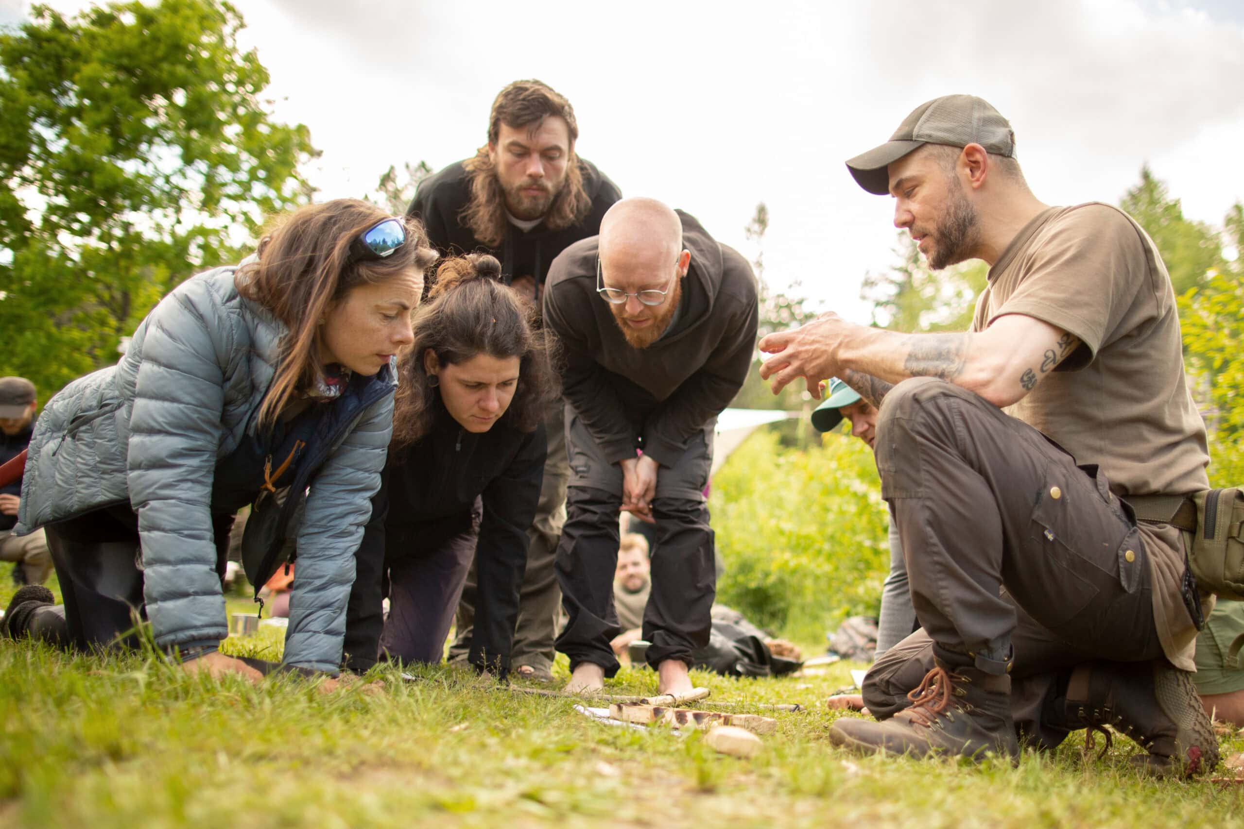 Survival-Training bei der Wildnisschule Lupus – Maurice Ressel unterrichtet Teilnehmer in praktischen Überlebenstechniken