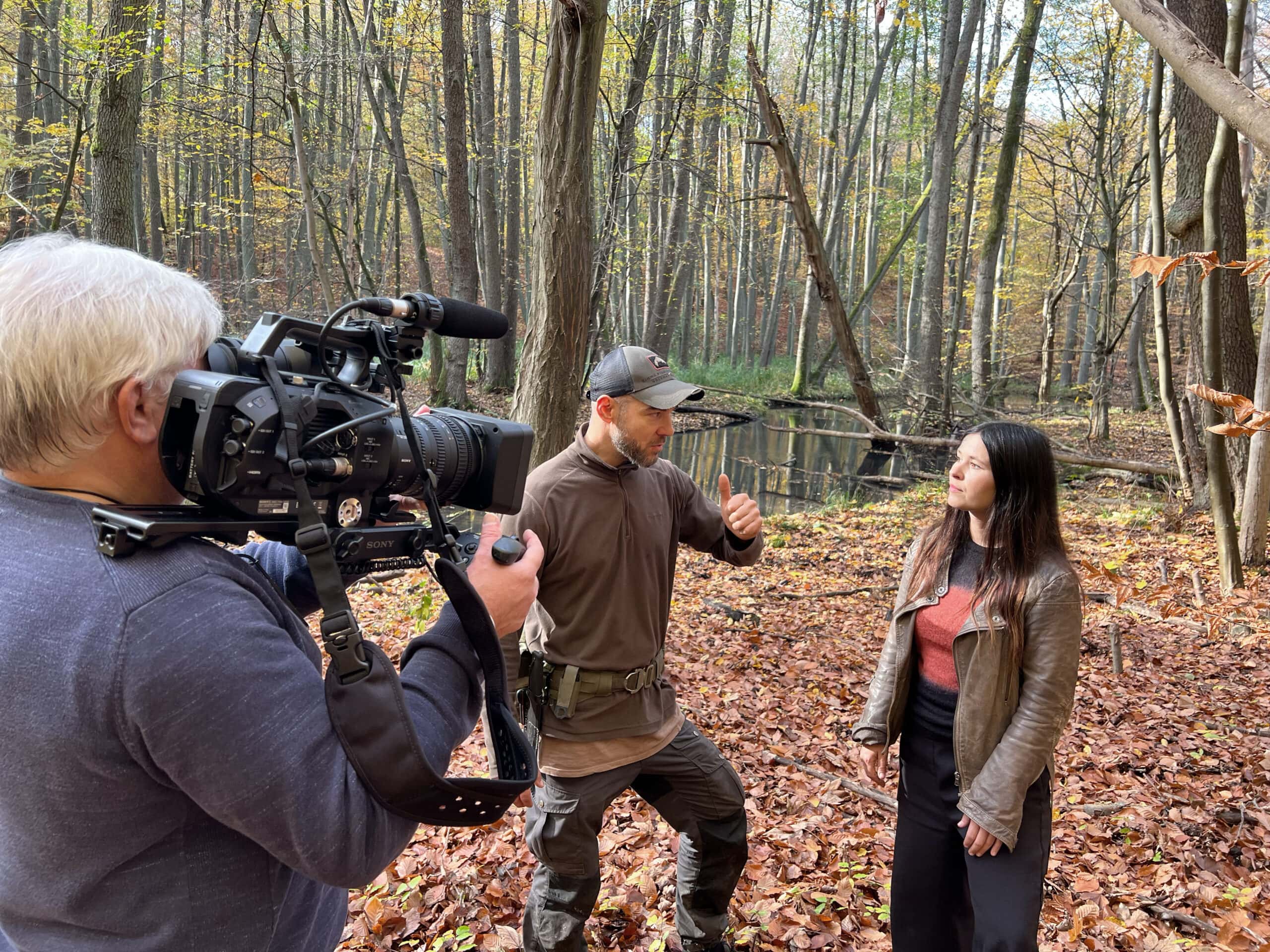 TV-Dreh mit Survival-Experte Maurice Ressel – Medienpräsenz für ZDF Terra X und weitere Formate im Wald