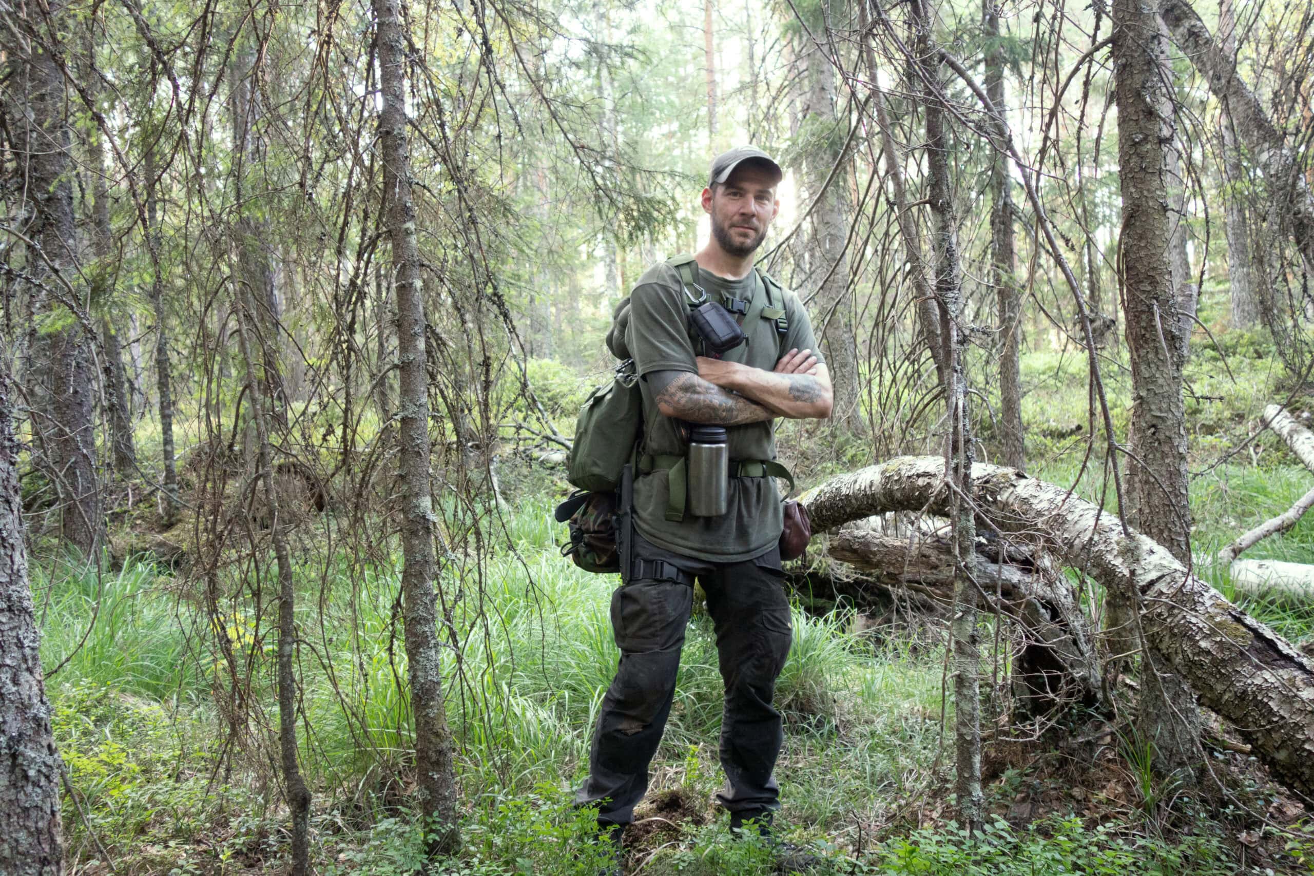 Maurice Ressel bei Geländearbeit in dichter Vegetation — Praxisphase der Survival-Ausbildung in Brandenburg