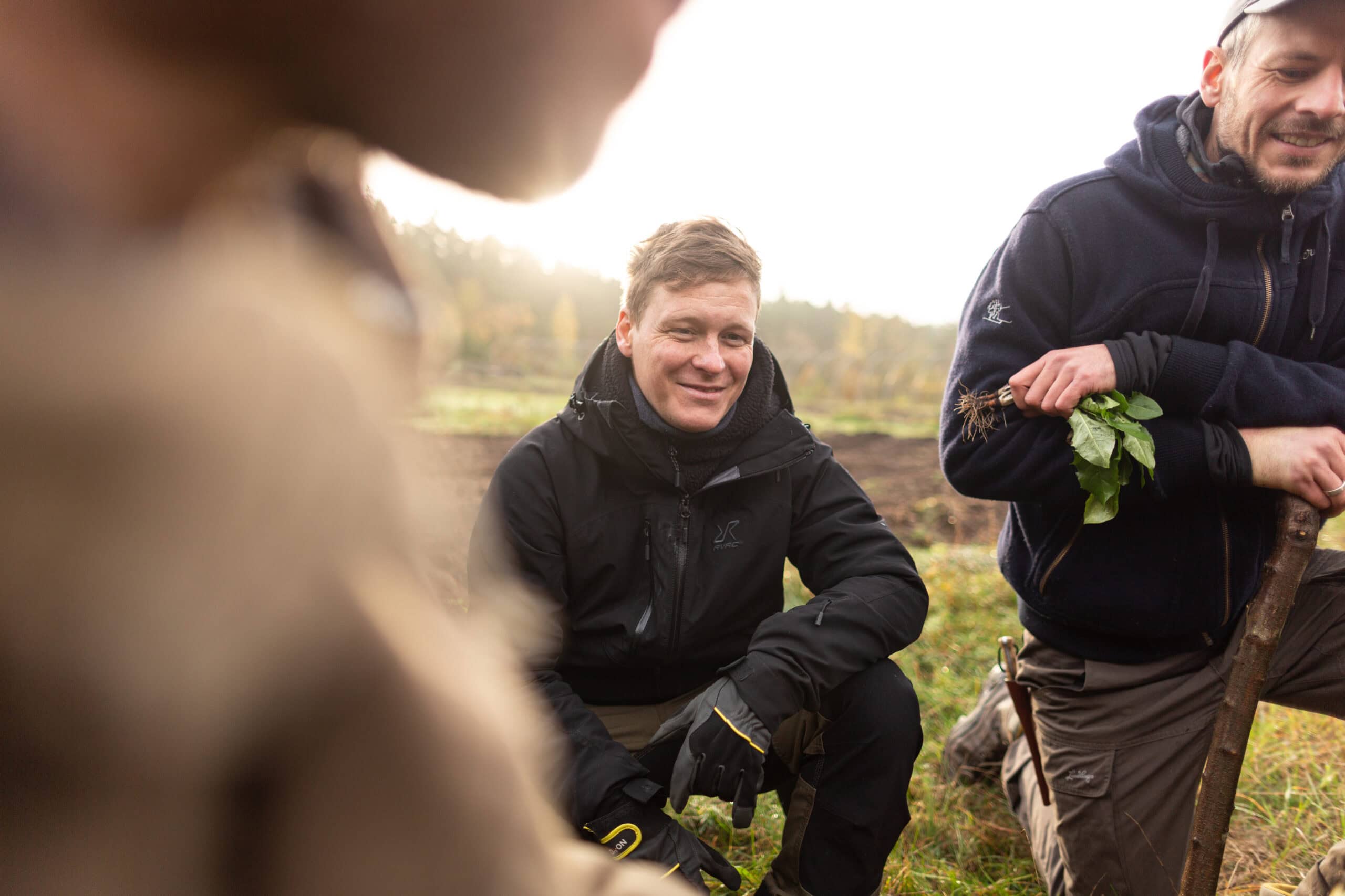 Teilnehmer beim Pflanzenbestimmen und Naturkunde während der Survival-Ausbildung der Wildnisschule Lupus in Brandenburg