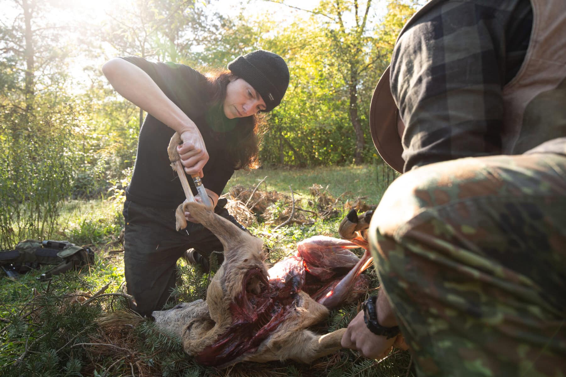 Teilnehmerin bei der Wildverarbeitung in der Survival-Ausbildung — Nahrungsbeschaffung unter professioneller Anleitung