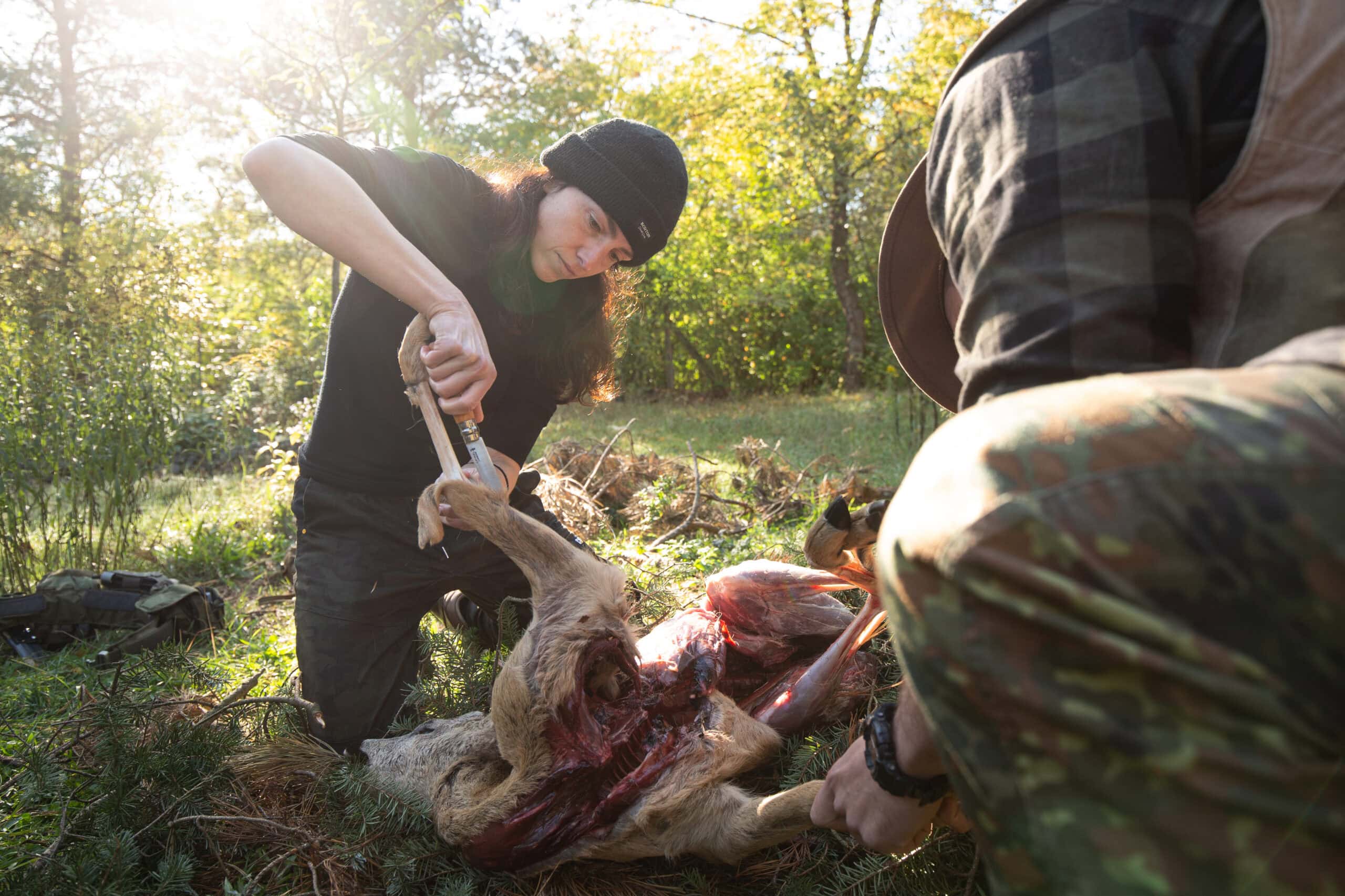 Teilnehmerin bei der Wildverarbeitung in der Survival-Ausbildung — Nahrungsbeschaffung unter professioneller Anleitung