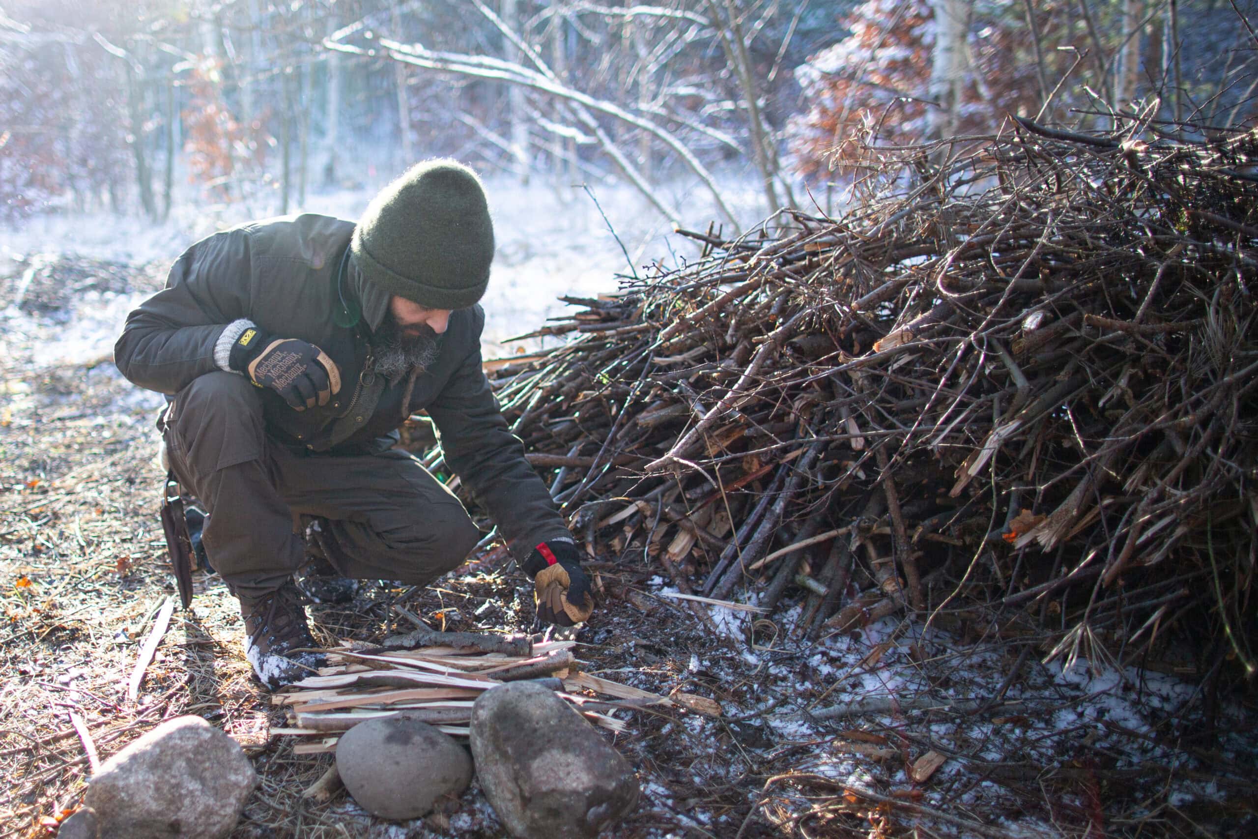 Maurice Ressel bereitet Feuer am Winter-Shelter vor — Solo-Herausforderung der Survival-Ausbildung bei Minusgraden