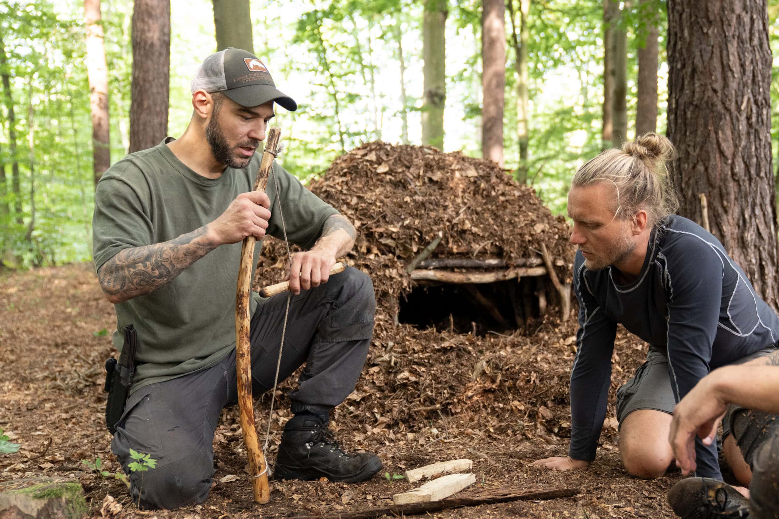 Survival-Experte Maurice Ressel beim praktischen Survival-Training mit Teilnehmer in der Wildnisschule Lupus