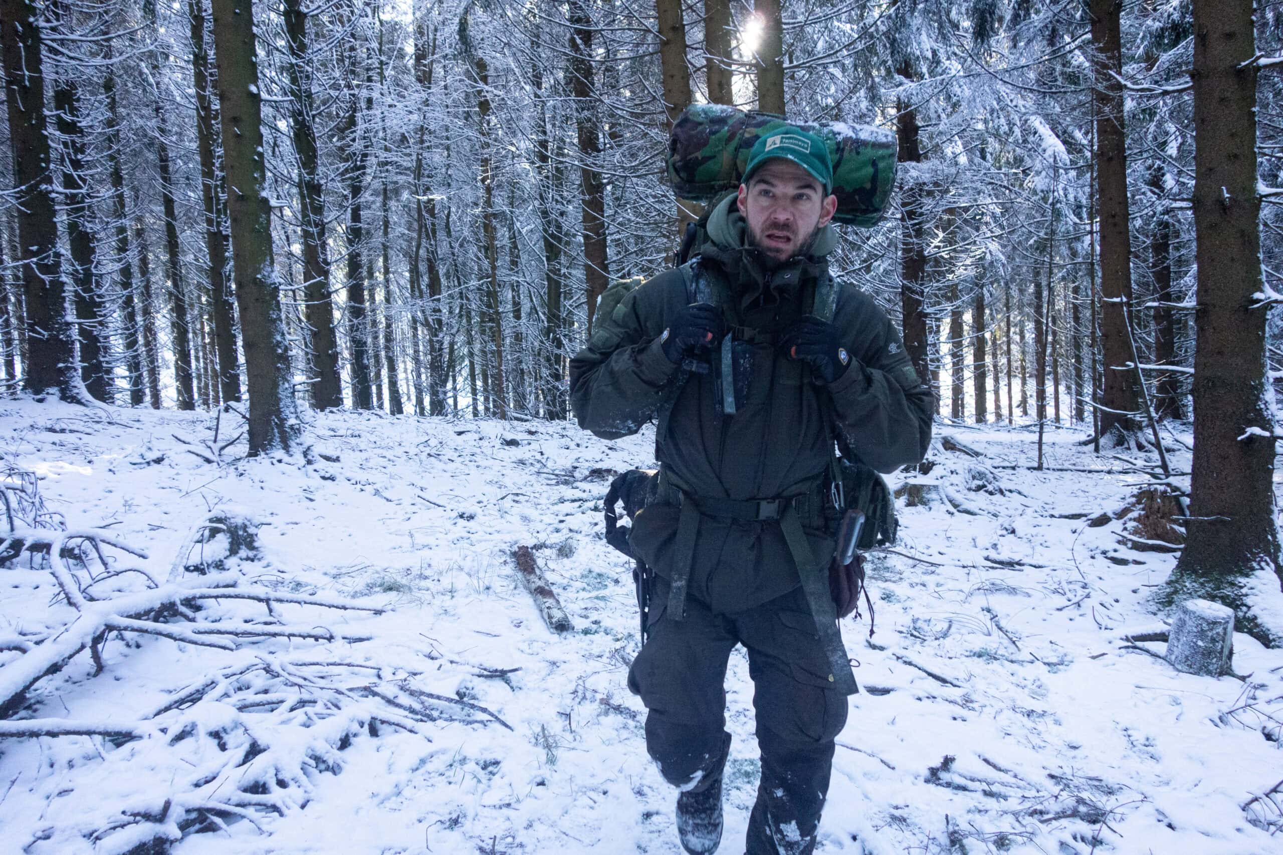 Survival-Experte Maurice Ressel mit Expeditionsausrüstung im Winterwald — Gründer der Wildnisschule Lupus Brandenburg
