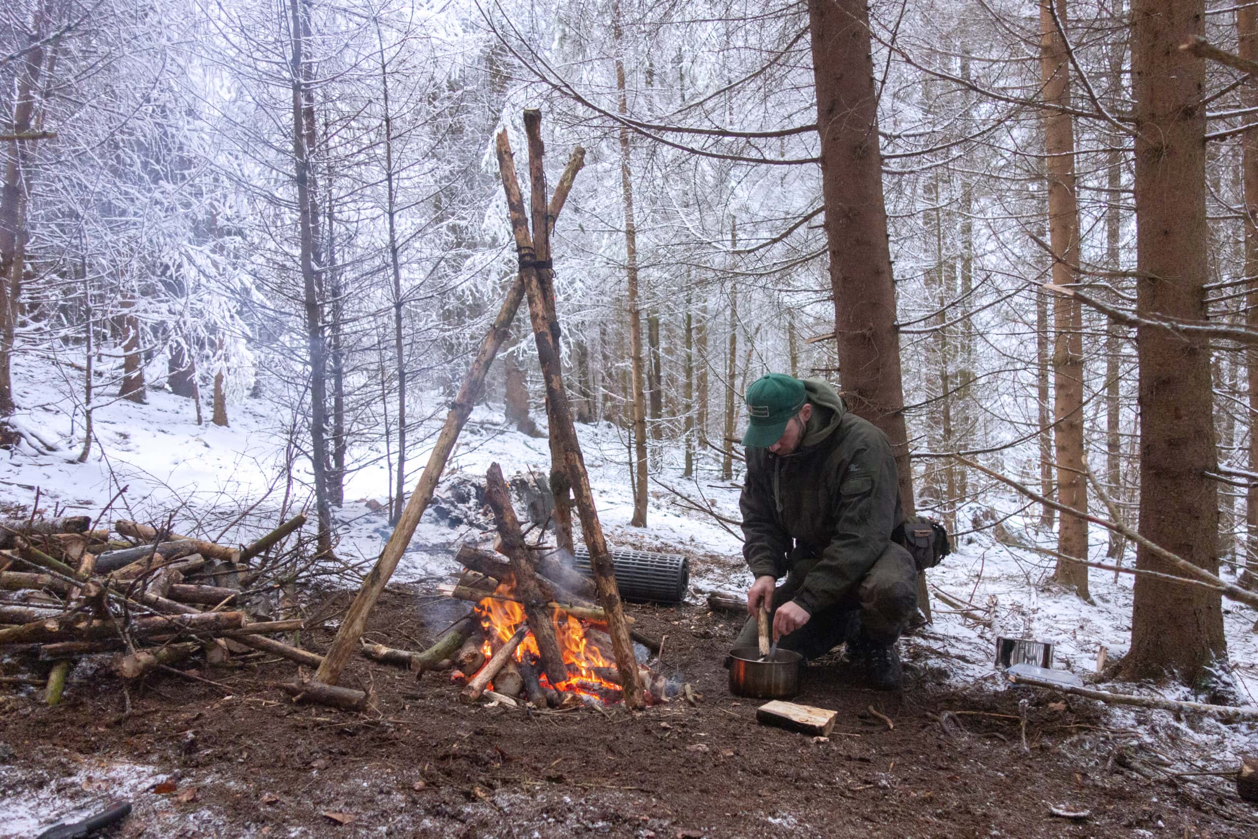 Lagerfeuer im Survival-Training – sichtbare Technik als Spitze des Eisbergs der Überlebensfähigkeit