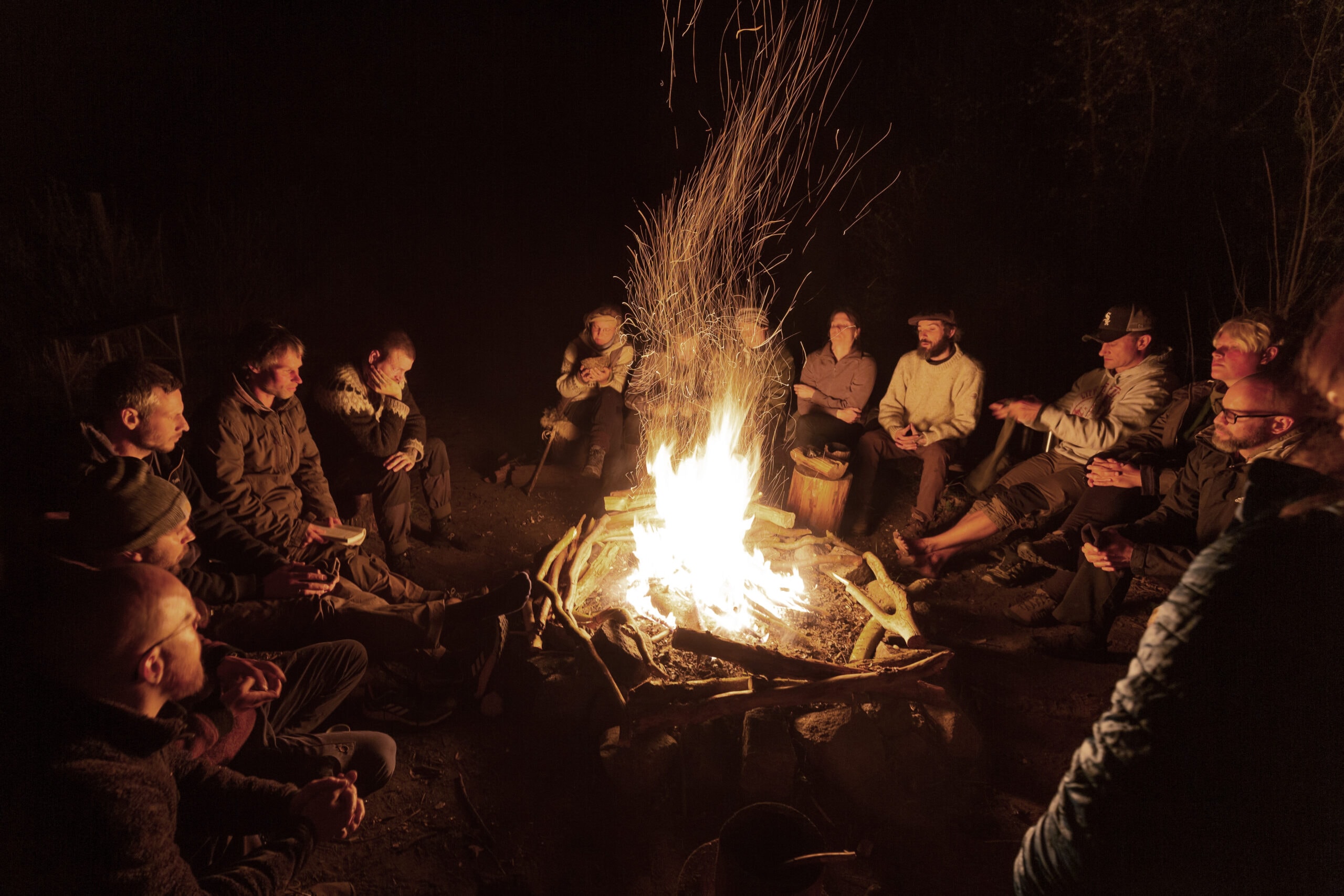 Maurice Ressel beim Survival Training mit Teilnehmerin in der Wildnisschule Lupus, Schorfheide