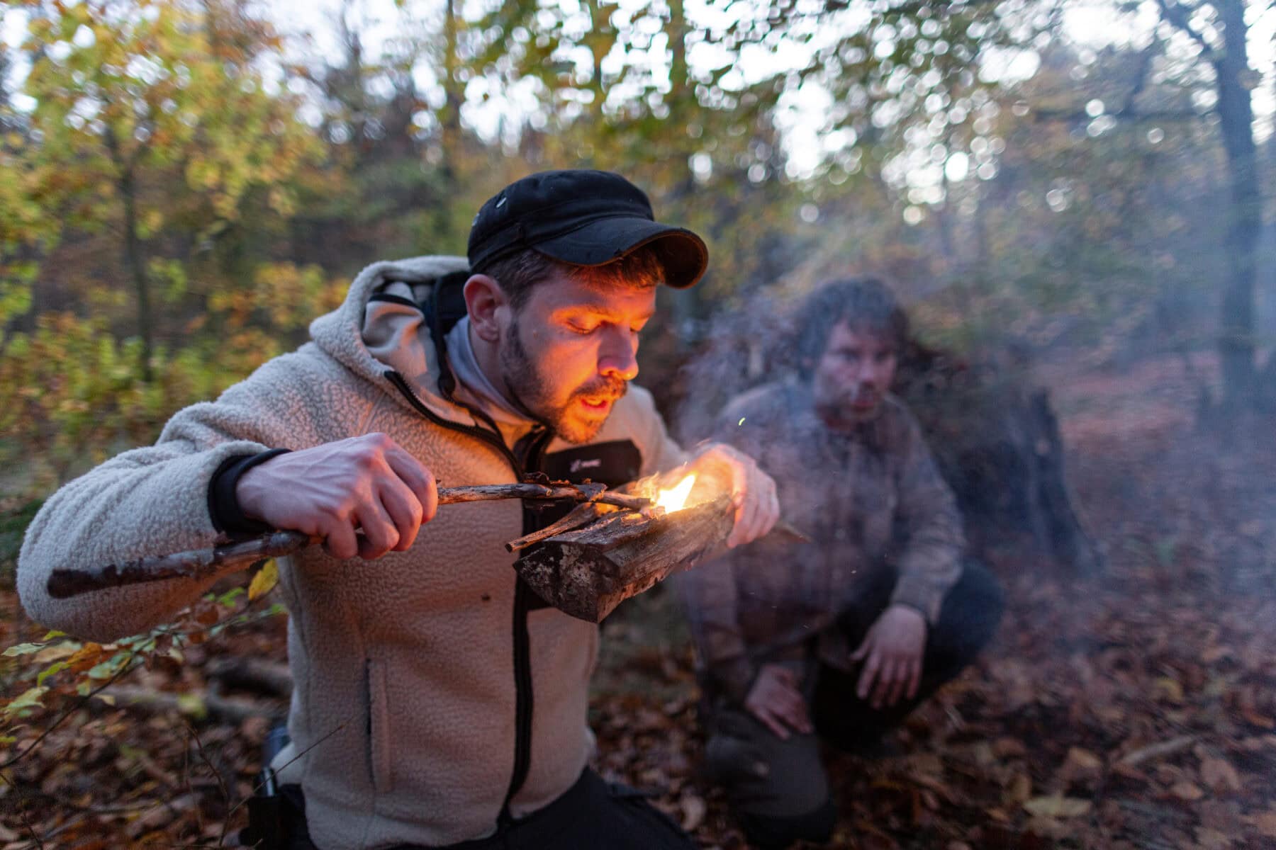 Feuermachen bei Nacht während der Survival-Ausbildung — Wildnisschule Lupus Brandenburg