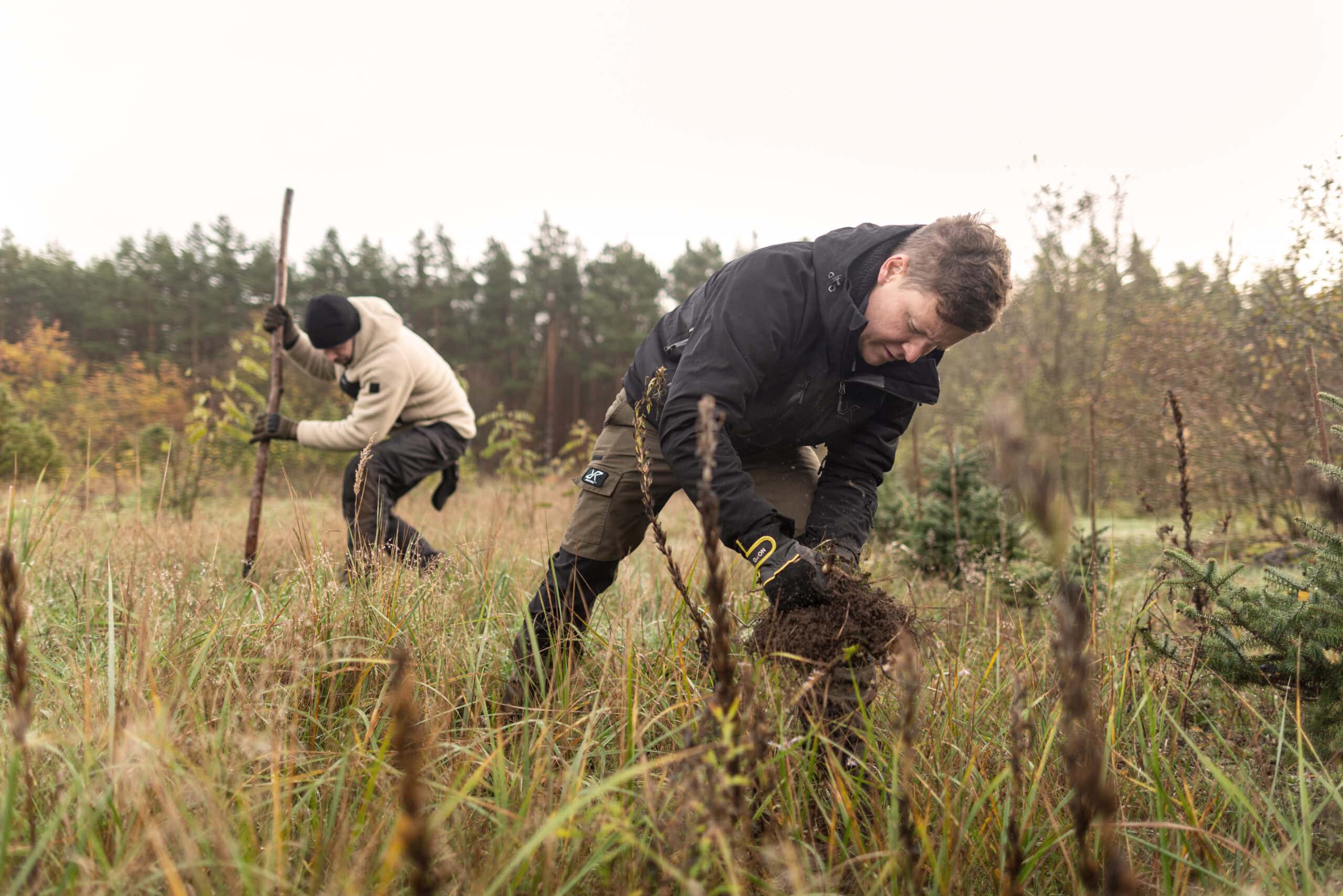 Teilnehmer beim Survival Basiskurs der Wildnisschule Lupus — Teamarbeit in der Natur