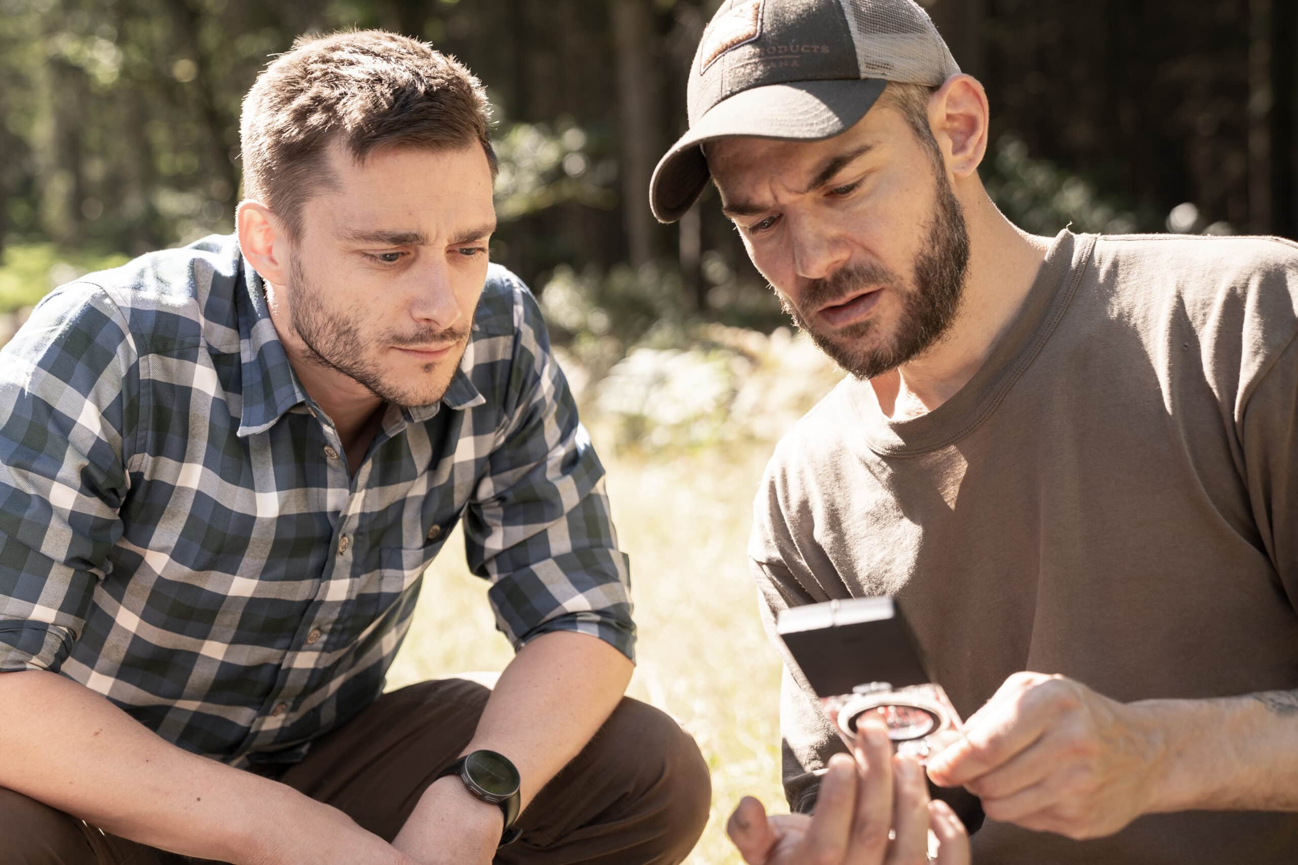 Maurice Ressel bei persönlicher Kompass-Anleitung im Survival-Tag — Wildnisschule Lupus