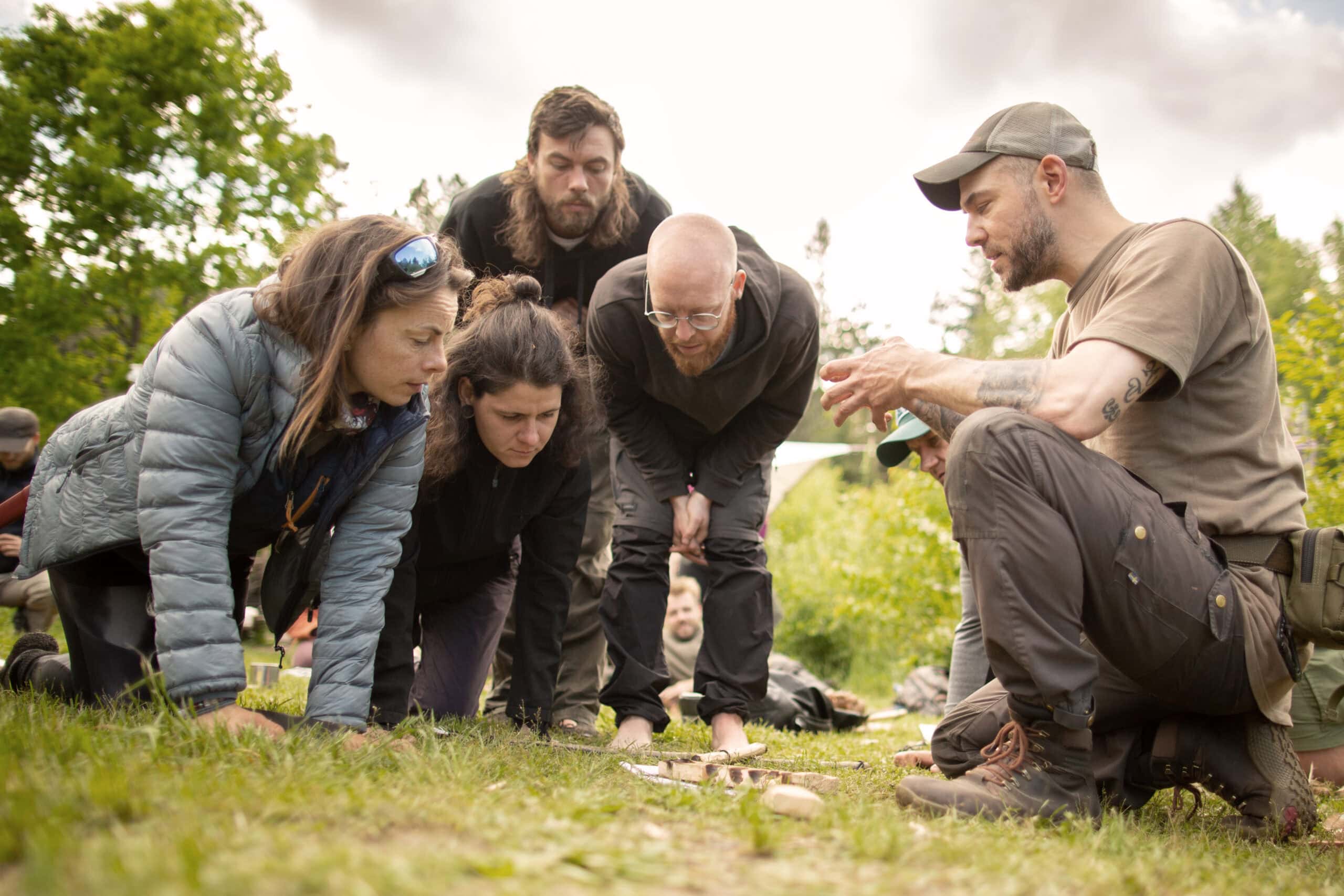 Maurice Ressel im Gespräch mit Teilnehmerin beim Survival Training