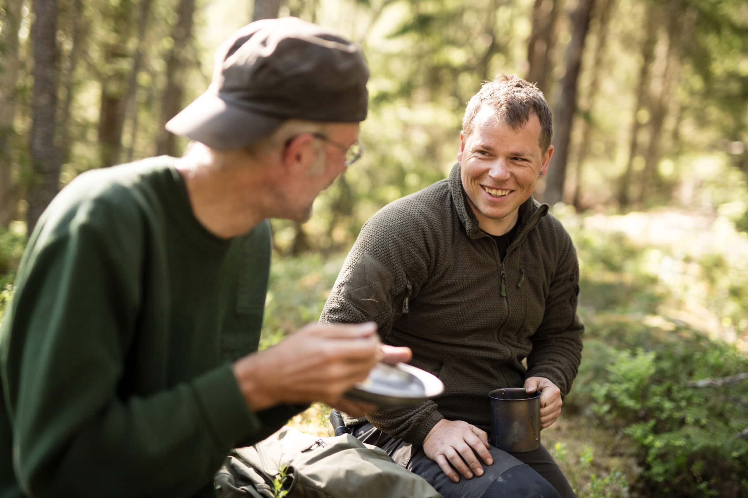 Maurice Ressel im Gespräch mit Teilnehmer beim Survival Training — Wildnisschule Lupus