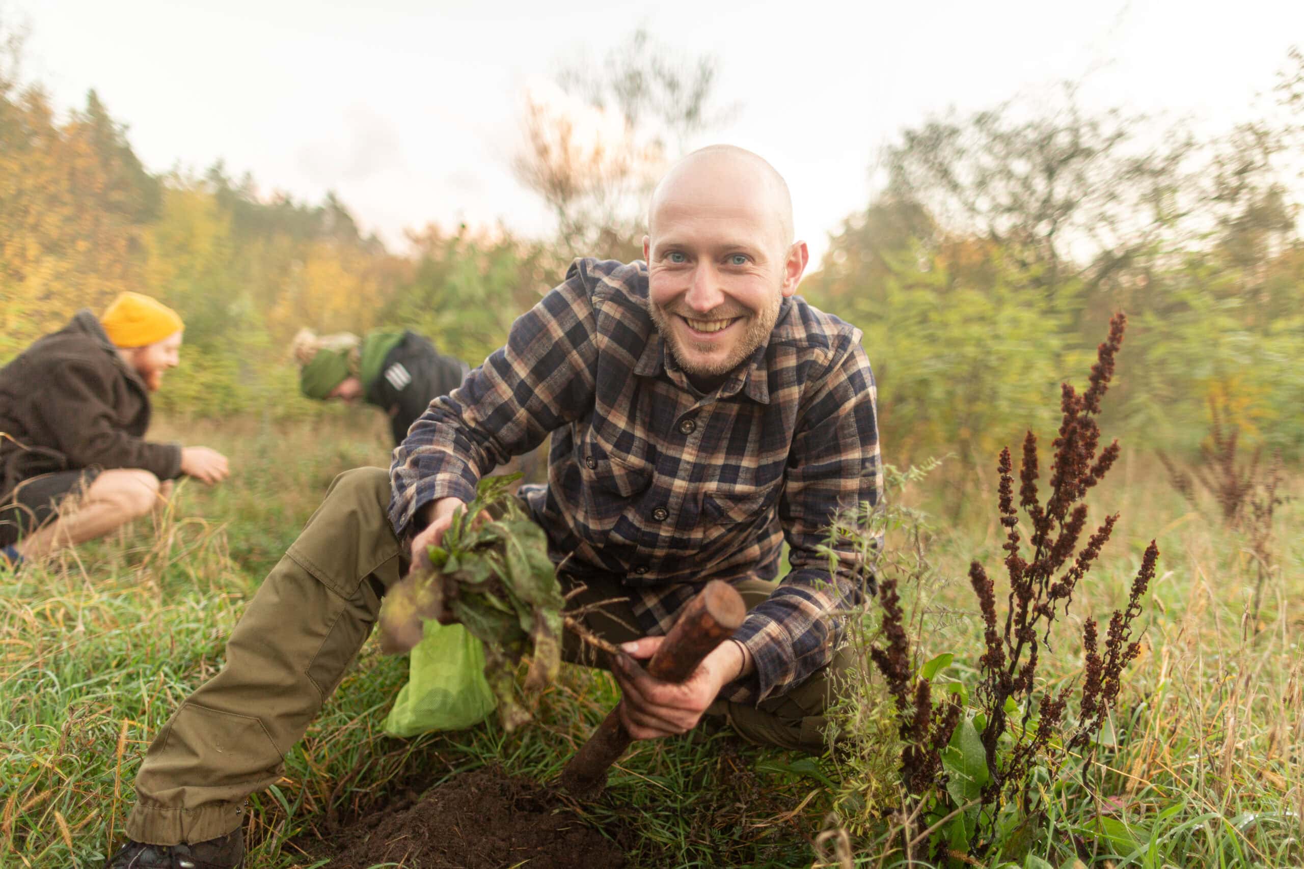 Teilnehmer bei der Nahrungssuche im Survival Training — essbare Pflanzen und Wurzeln sammeln bei Maurice Ressel