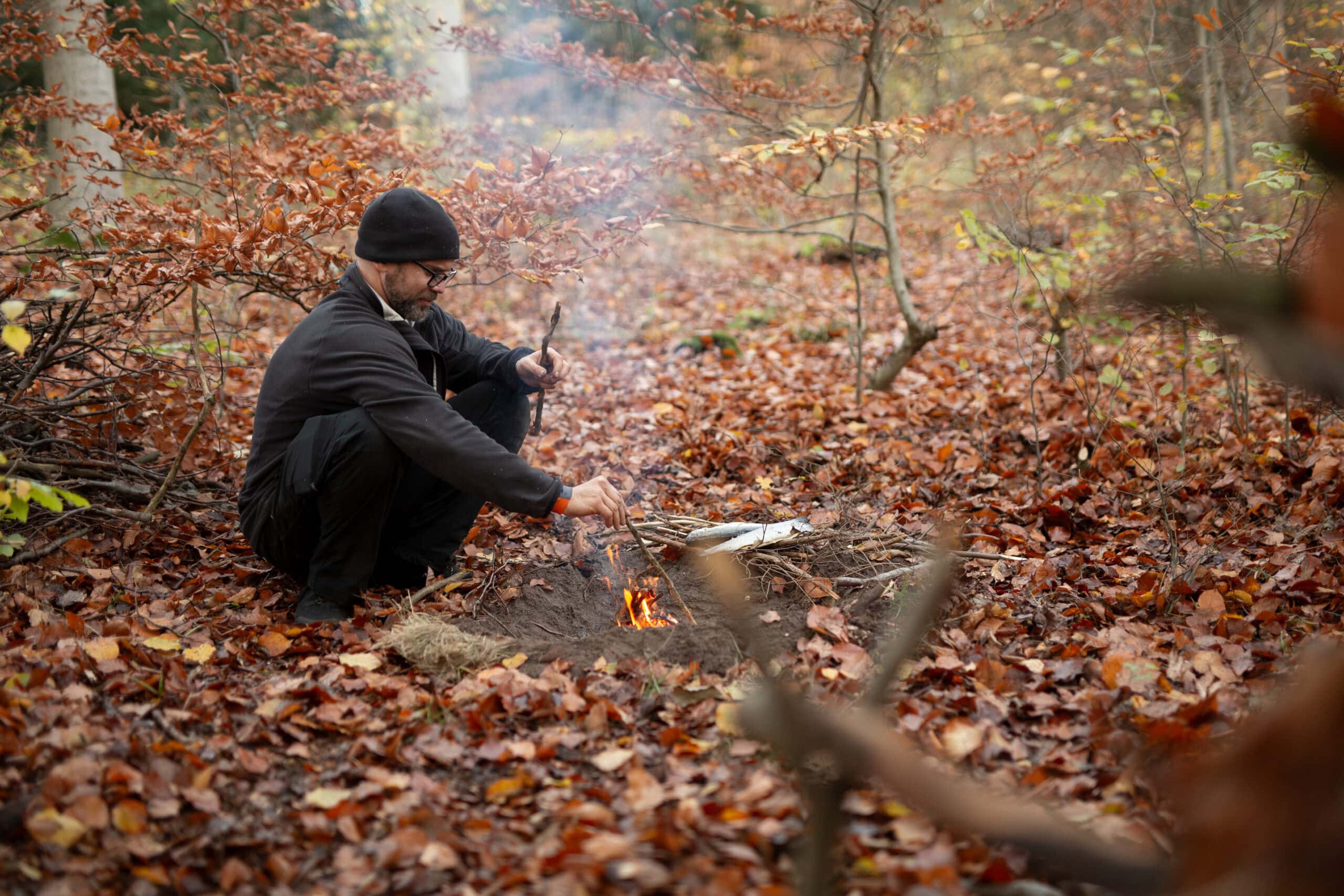 Feuersteinbearbeitung im Survival Intensivkurs — Werkzeugherstellung aus Naturmaterial als Teil des praktischen Trainings bei Maurice Ressel