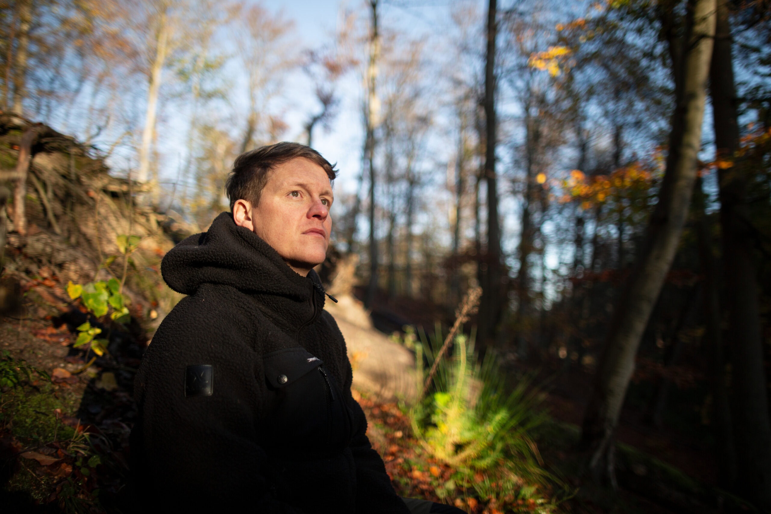 Teilnehmer des Survival Intensivkurses im herbstlichen Wald — 7 Tage Training unter realen Bedingungen bei Maurice Ressel