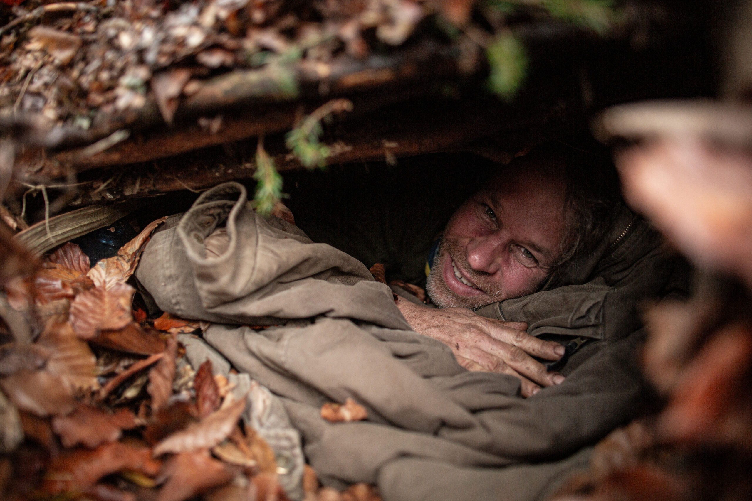 24-Stunden-Solo im Survival Intensivkurs — Teilnehmer allein im Wald mit Minimal-Ausrüstung nach 5 Tagen Vorbereitung