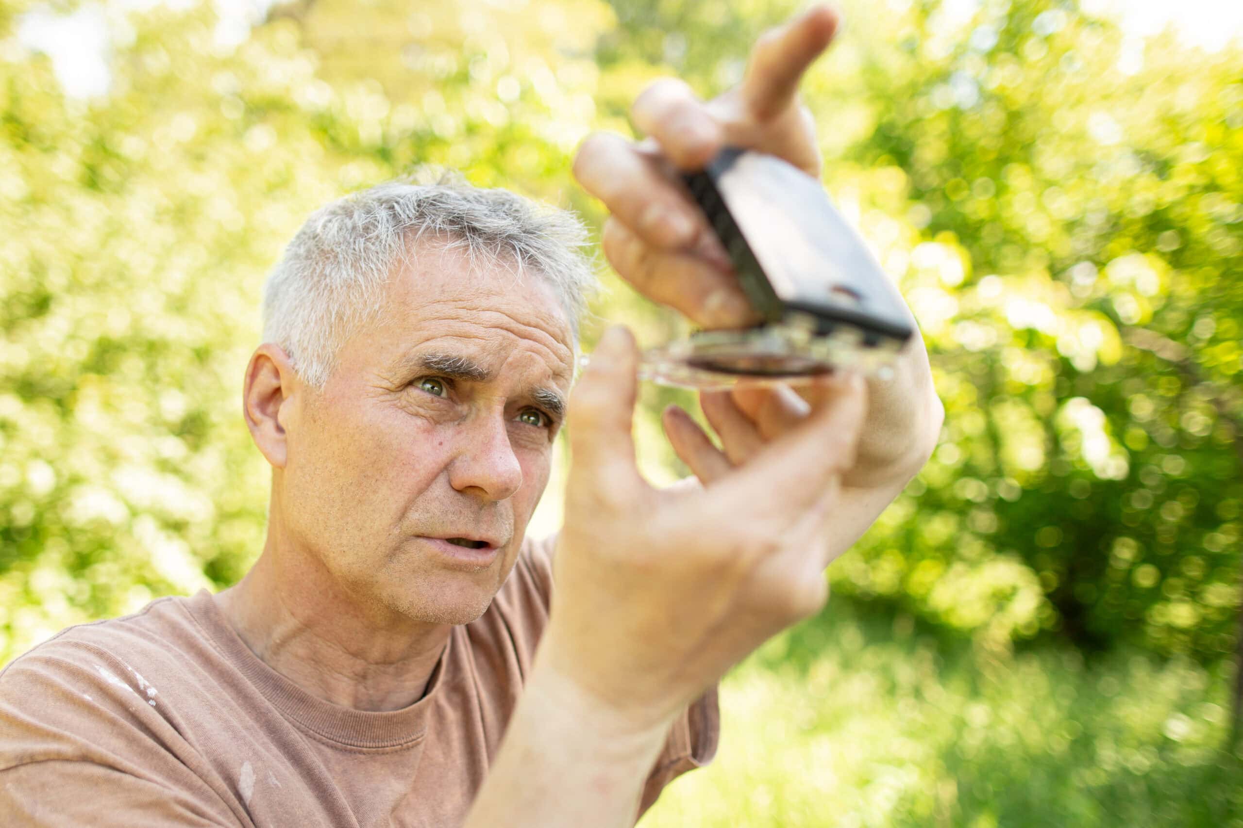 Teilnehmer bei der Geländeorientierung im Survival Tageskurs — natürliche Zeichen lesen, Orientierung ohne Hilfsmittel
