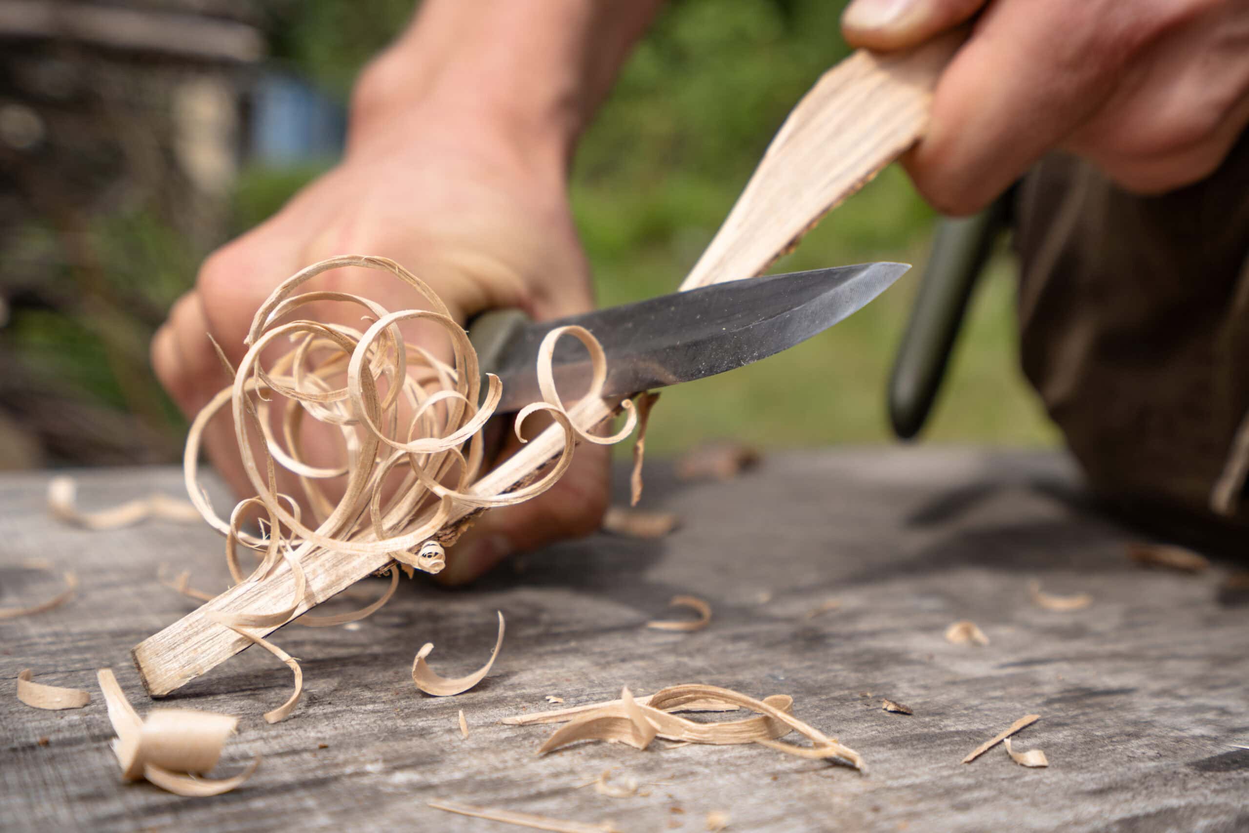 Feathersticks schneiden mit feststehendem Messer im Survival Training — Messerführung und Feuervorbereitung bei Maurice Ressel